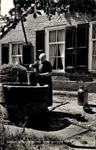 Ak Ommen Overijssel Niederlande, Wasserbrunnen, Frau in Tracht