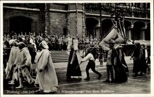 Ak Berlin, Festzug 700 Jahre Berlin, Der Schusterjunge vor dem Rathaus