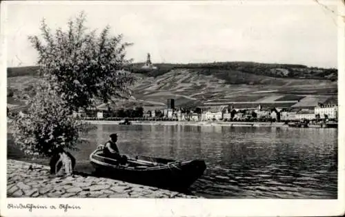 Ak Rüdesheim am Rhein, Boot am Ufer, Blick auf Stadt und Niederwalddenkmal