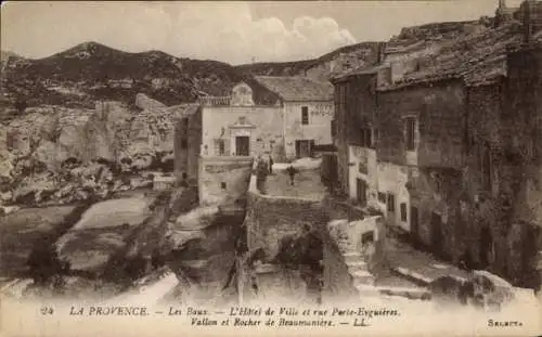 Ak Les Baux de Provence Bouches du Rhône, Hotel de Ville, Rue Porte Eyguieres, Vallon, Rocher