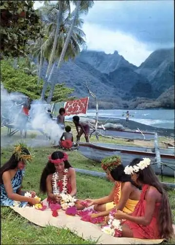 Ak Tahiti Ozeanien, Frauen in Volkstracht, Blumenkranz, Blumen, Lagerfeuer