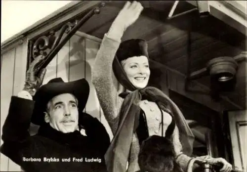 Ak Schauspieler Barbara Brylska und Fred Ludwig, Portrait, winkend, Film Weiße Wölfe