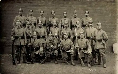 Foto Ak Deutsche Soldaten in Uniformen, Gruppenfoto, Kaiserzeit