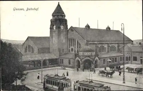 Ak Gießen an der Lahn Hessen, Bahnhof, Vorplatz, Straßenbahnen