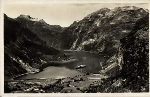 Ak Norwegen, Utsigt over Geirangerfjorden, Dampfschiff im Fjord