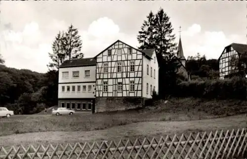 Ak Berg bei Ahrweiler Rheinland Pfalz, Kaufhaus Johann Paffenholz, Fachwerkhäuser, Kirchturm