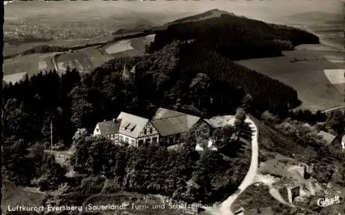 Ak Eversberg Meschede im Sauerland, Turn- und Schützenhalle, Fliegeraufnahme