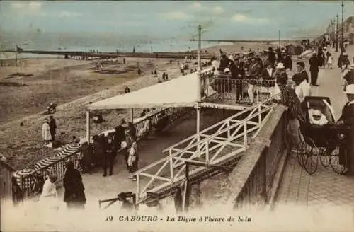 Ak Cabourg Calvados, La Digue a l'heure du bain