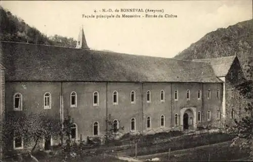 Ak Bonneval Aveyron, Notre Dame, Facade principale du Monastere, Entree du Cloitre