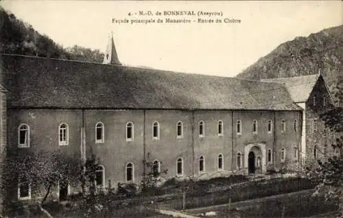 Ak Bonneval Aveyron, Notre Dame, Facade principale du Monastere, Entree du Cloitre