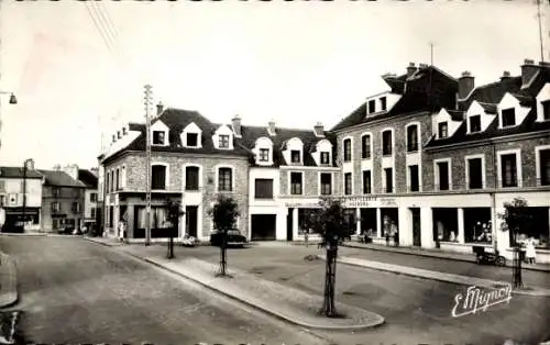 Ak Tournan in Brie Seine et Marne, Place Neuve