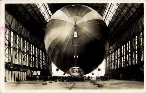 Ak Luftschiff Graf Zeppelin, Einbringen in die Luftschiffhalle