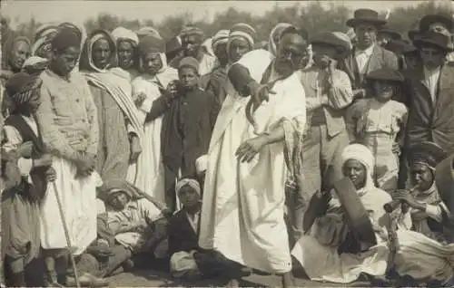 Foto Ak Indien, Gruppenbild der Männer, Schlange