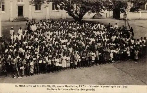 Ak Lome Togo, Gruppenbild Einheimischer vor Schule, Missionare