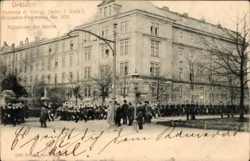 Ak Dresden Neustadt, Kaserne des Königl. Sächs. 1. Grenadier Regiments Nr. 100, Aufziehen der Wache