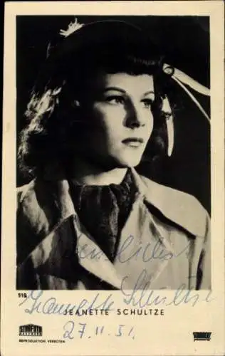 Ak Schauspielerin Jeanette Schultze, Portrait, Hut mit Federn, Autogramm
