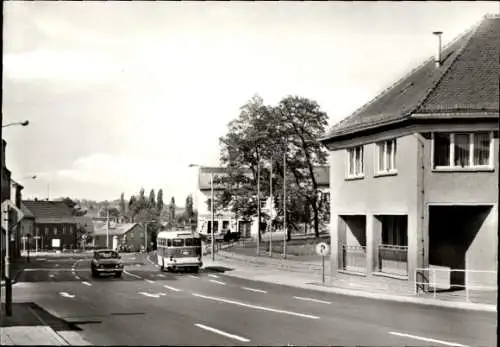 Ak Borna im Kreis Leipzig, Straßenpartie, Bus, Gebäude, Auto