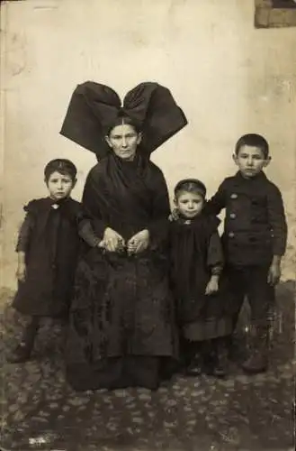 Foto Ak Frau und Kinder in Elsässer Volkstracht