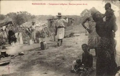 Ak Madagaskar, Indigenenlager, Bourjane trägt Reis