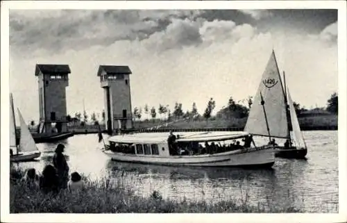 Ak Hengelo Overijssel Niederlande, Touristenboot en Waterwerken Twente-Rijn-kanaal bij De Waarbeek