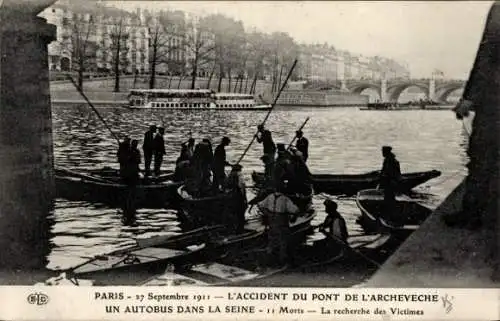 Ak Paris, L'accident du Pont de l'Archeveche, Omnibus automobile tombe dans la Seine 1911