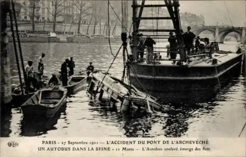 Ak Paris IV., L'Accident du Pont de l'Archeveche 1911, un Autobus dans la Seine