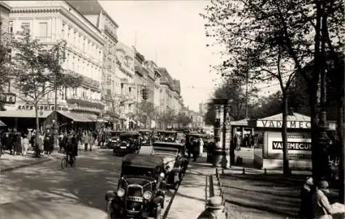 Foto Ak Berlin Mitte, Unter den Linden, Autos, Litfaßsäule, Kiosk, Reklame Vademecum