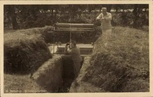 Ak Kuk-Armee, Soldaten in Uniformen, Schachtbrunnen