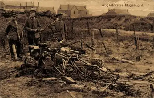 Ak Abgestürztes Flugzeug J., Wrack, Soldaten in Uniformen