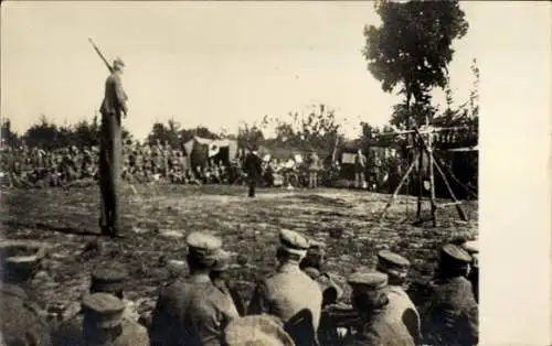 Foto Ak Soldat auf Stelzen, Soldatenleben, Kaiserzeit