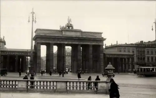 Foto Ak Berlin Mitte, Partie am Brandenburger Tor