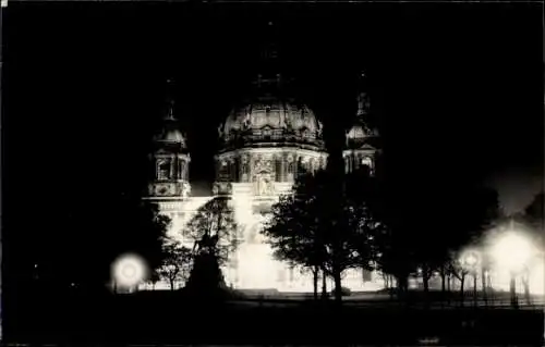 Foto Ak Berlin Mitte, Blick auf den Berliner Dom bei Nacht