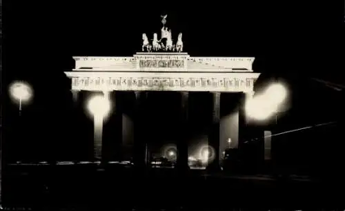 Foto Ak Berlin Mitte, Brandenburger Tor, Nachtbeleuchtung