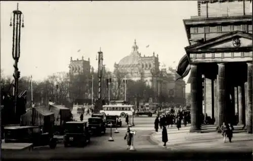 Foto Ak Berlin Tiergarten, Reichstagsgebäude, Seitenansicht Brandenburger Tor, Verkehr