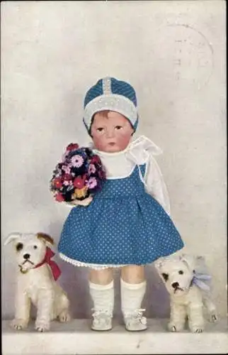 Ak Käthe Kruse Puppe 1 in blauem Kleid mit Blumenstrauß, zwei Stoffhunde