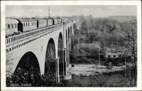 Ak Görlitz in der Lausitz, Lokomotive passiert Viadukt