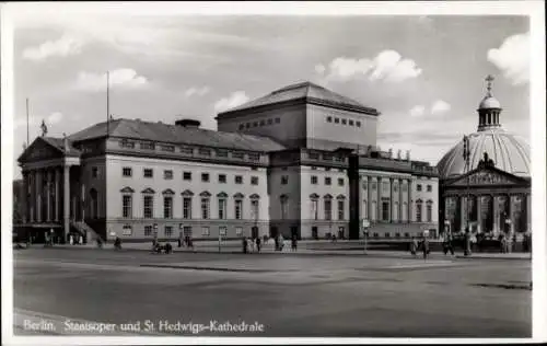 Foto Ak Berlin Mitte, Staatsoper und St. Hedwigs Kathedrale