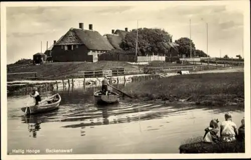 Ak Hallig Hooge in Nordfriesland, Teilansicht, Backenswarft, Boote, Kinder