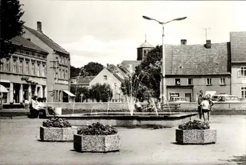 Ak Storkow in der Mark, Markt, Springbrunnen