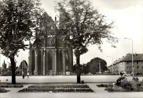 Ak Prenzlau in der Uckermark, Ernst Thälmann Platz und Marienkirche