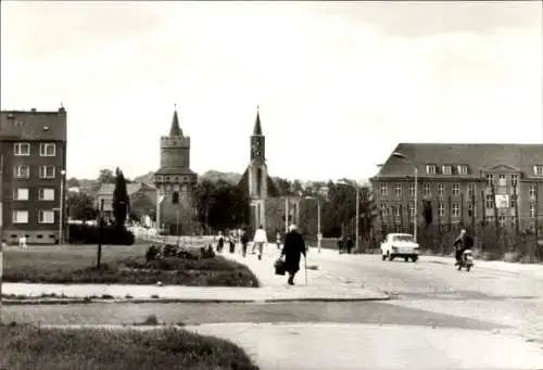 Ak Prenzlau in der Uckermark, Blick zum Mitteltorturm, Passanten