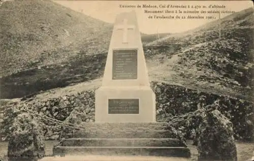 Ak Modane Savoie, Col d'Arrondaz, Monument eleve a la memoire des soldat victimes de l'avalanche