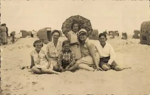 Foto Ak Świnoujście Swinemünde Pommern, Personen am Strand 1930