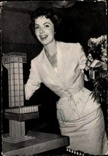 Ak Schauspielerin Margit Nünke, Portrait mit Blumenstrauß, Autogramm