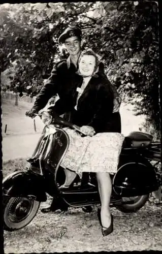 Foto Ak Mann und Frau auf einer Vespa, Motorroller