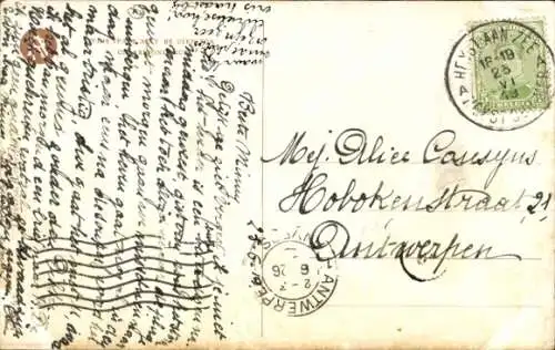 Künstler Ak Fisher, Harrison, Frau in modischem, gestreiften Kleid, Hund