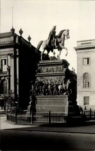 Foto Ak Berlin Mitte, Denkmal Friedrich der Große