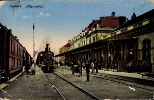 Ak Szolnok Sollnock Ungarn, Bahnhof, Gleisseite