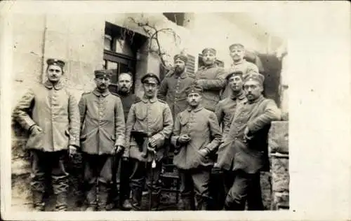 Foto Ak Deutsche Soldaten in Uniformen, Offizier mit Pistole