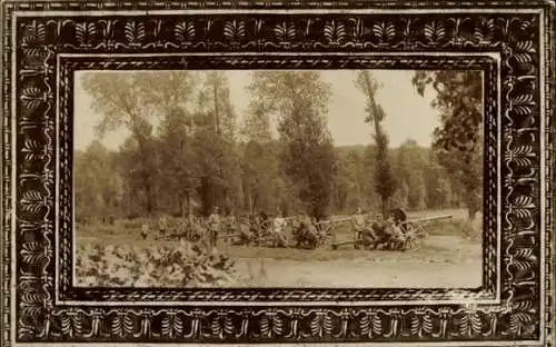 Passepartout Foto Ak Deutsche Soldaten in Uniformen mit Geschützen